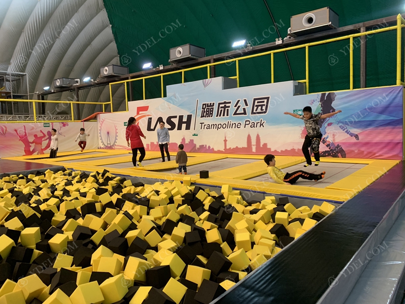 蹦床游戏图