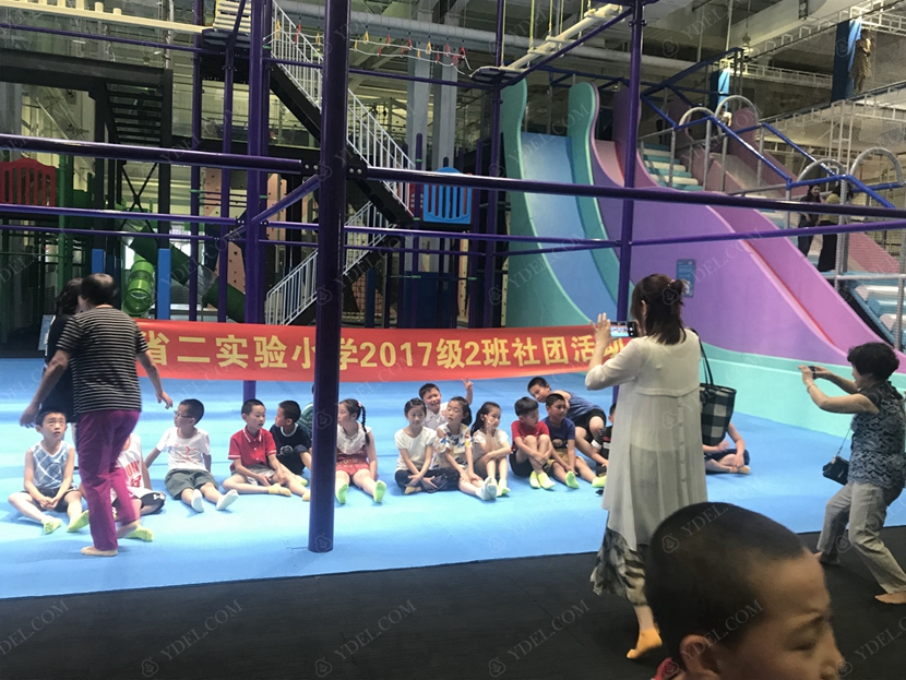 儿童游玩合影