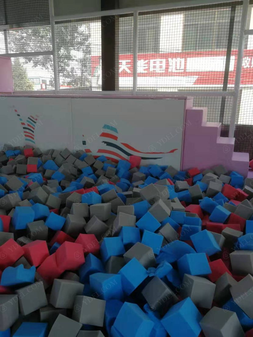 蹦床体验馆实景图